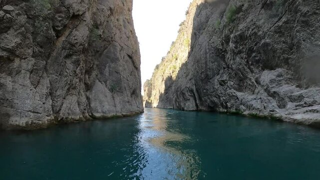 Manavgat ırmağındaki kanyonların arasında monster jetboat ile hızlı bir ge&ccedil;iş