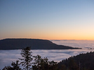 Fototapeta premium Blick vom Parkplatz am Mummelsee nach Süden über ein Wolkenmeer