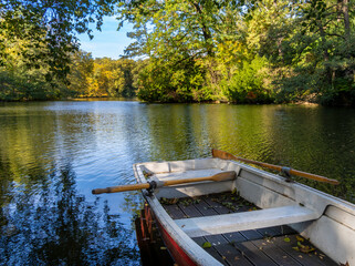 Naklejka premium Boote und Schiffe am Neuen See im Berliner Tiergarten Park, Berlin, Deutschland