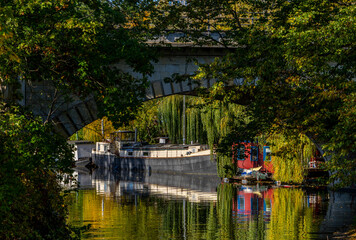 Boote und Schiffe am Neuen See im Berliner Tiergarten Park, Berlin, Deutschland