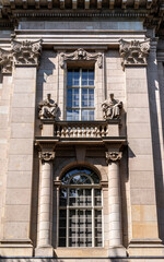 Historische Gebäudefassade an der Staatsbibliothek in der  Universitätstrasse, Berlin, Deutschland