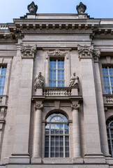 Historische Gebäudefassade an der Staatsbibliothek in der  Universitätstrasse, Berlin, Deutschland