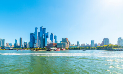 Obraz premium Midtown Manhattan skyscrapers seen from Hudson River on a sunny morning