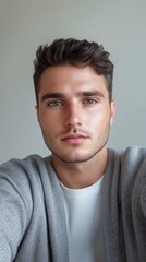 Obraz premium Young man wearing grey taking a selfie