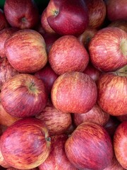 arrangement of apples on the table 