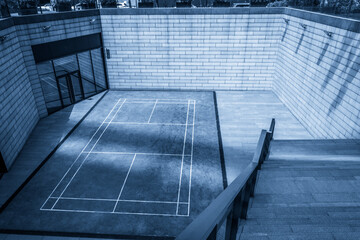 Fototapeta premium Unique Perspective on an Urban Tennis Court in Monochrome