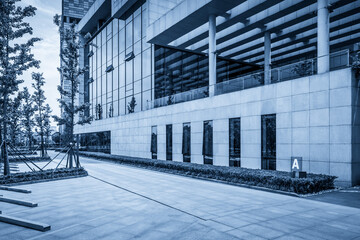 Modern Architectural Design: A Blue-Toned Perspective of Urban Living