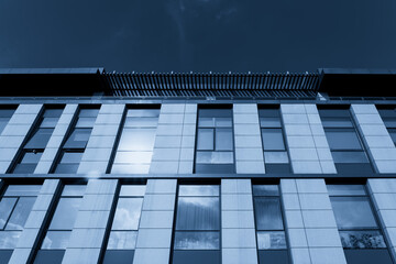 Modern Architectural Design Showcasing Sleek Lines and Reflective Surfaces