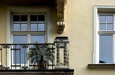 pilar del balcón con decoración floral
