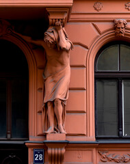 cariátide roja junto a la puerta