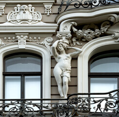 figura femenina en el balcón del edificio art noveau