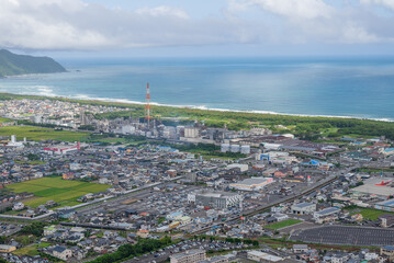 展望台から眺める美しい海と街並み