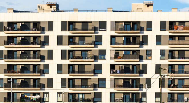 Fachada de un edificio nuevo con balcones en un barrio de Granada, Espa&ntilde;a