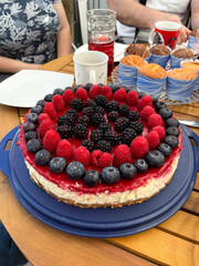 American Cheesecake Käsekuchen mit Heidelbeeren, Brombeeren und Himbeeren verziert