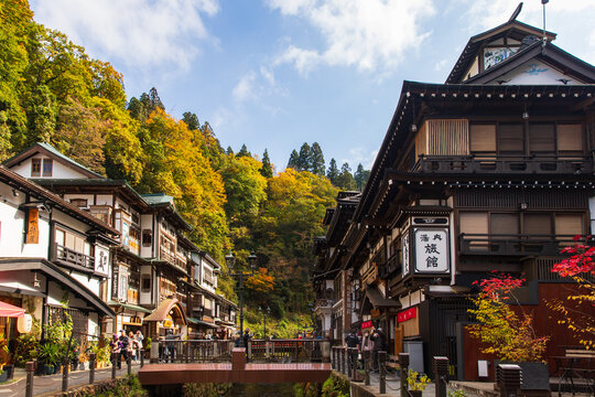 紅葉の頃の銀山温泉