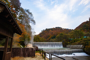 紅葉に染まる肘折温泉の風景