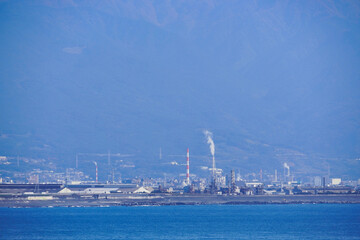 Obraz premium 自然と共存する工業地域の風景