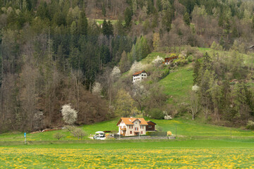 Hermosas casas tipicas en los Alpes Suizos.