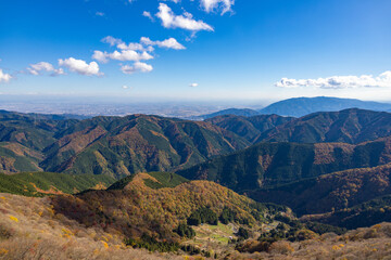 Fototapeta premium 滋賀県の伊吹山から眺める紅葉した山並みと山間の集落