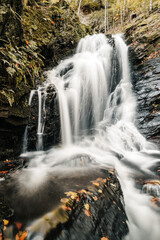  Malerischer Wasserfall am Rammelsberg im Harz 