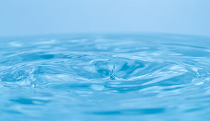 美しい水しぶき　水面と雫