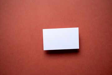 赤背景に空白のカードが置いてある