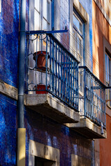 Die schöne Altstadt Lissabon in Portugal mit Burgen alten Gebäuden und Straßen und Baukunst