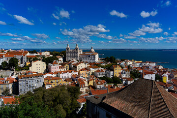 Die schöne Altstadt Lissabon in Portugal mit Burgen alten Gebäuden und Straßen und Baukunst