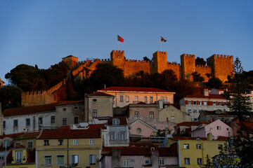 Die schöne Altstadt Lissabon in Portugal mit Burgen alten Gebäuden und Straßen und Baukunst