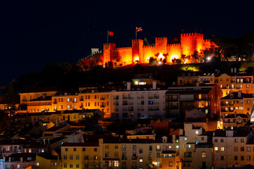 Die schöne Altstadt Lissabon in Portugal mit Burgen alten Gebäuden und Straßen und Baukunst