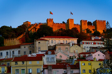 Die schöne Altstadt Lissabon in Portugal mit Burgen alten Gebäuden und Straßen und Baukunst