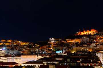 Die schöne Altstadt Lissabon in Portugal mit Burgen alten Gebäuden und Straßen und Baukunst