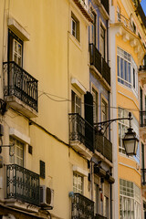 Die schöne Altstadt Lissabon in Portugal mit Burgen alten Gebäuden und Straßen und Baukunst