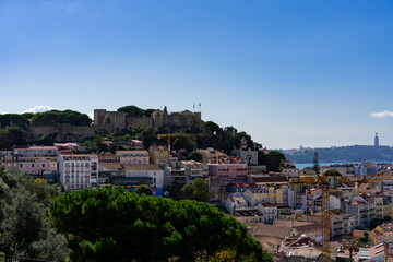 Die schöne Altstadt Lissabon in Portugal mit Burgen alten Gebäuden und Straßen und Baukunst