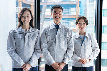 作業着を着た3人のビジネスマン