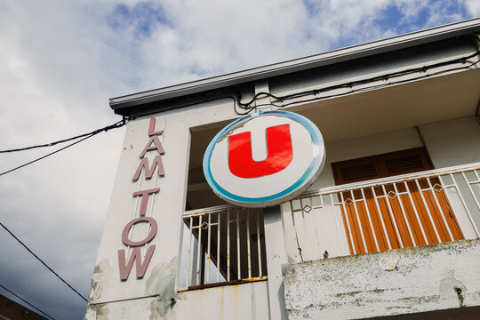 Le logo en forme de la lettre U rouge dans un rond vert de la chaine de magasin super U et hyper u de grande distribution sur la fa&ccedil;ade d'un magasin 