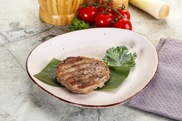 Grilled tuna medallion in the plate