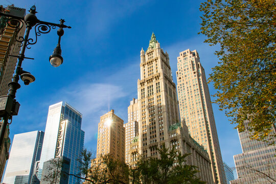 New York, USA. 09 11 2019. Paisaje urbano con los rascacielos de Manhattan en una soleada ma&ntilde;ana de oto&ntilde;o. El edificio Woolworth en el 233 de Broadway, construido en 1912, como elemento principal.