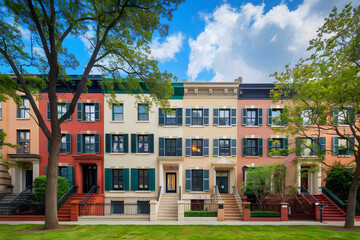 Row houses and brownstone facades in New York City's famous Brooklyn Heights neighborhood