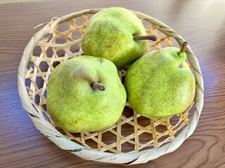 竹籠に入った洋ナシ３個