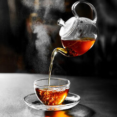 空中に浮いたティーポットからティーカップへ紅茶を注ぐ瞬間　幻想的なティータイムのイメージ