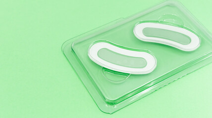 マイクロニードルパッチ　目元の針パック　美容　グリーン背景