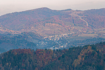Obraz premium Dolina Popradu, Muszyna, Jesien w polskich Górach.