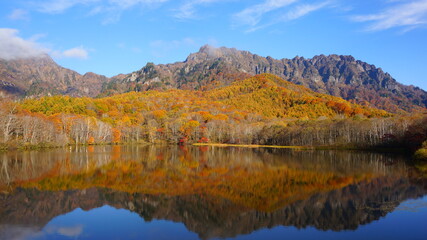 Obraz premium 紅葉の鏡池