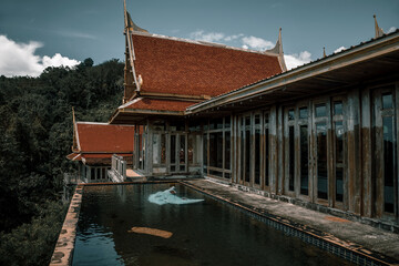 Fototapeta premium Beautiful abandoned villas. Asian architecture. Old abandoned villas. Swimming pool in an abandoned villa. Abandoned buildings in the jungle.