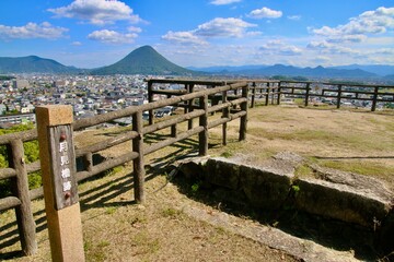 丸亀城・月見櫓・飯野山（香川県・丸亀市）