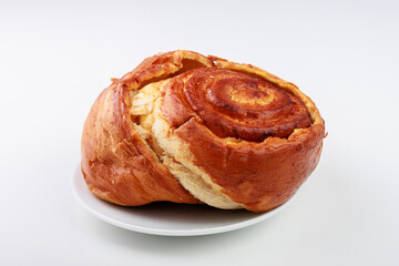 cinnamon roll on plate isolated on white background