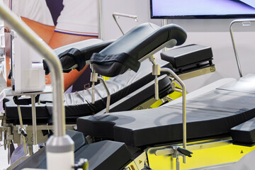 Obstetric mechanical-hydraulic operating table