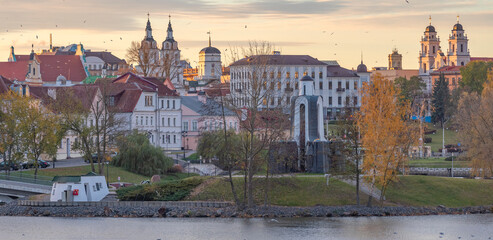Fototapeta premium dawn in autumn in the historical center of Minsk by the river. Belarus