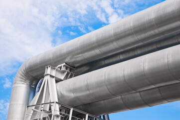 Naklejka premium The photo shows pipeline lines against the backdrop of blue sky and clouds